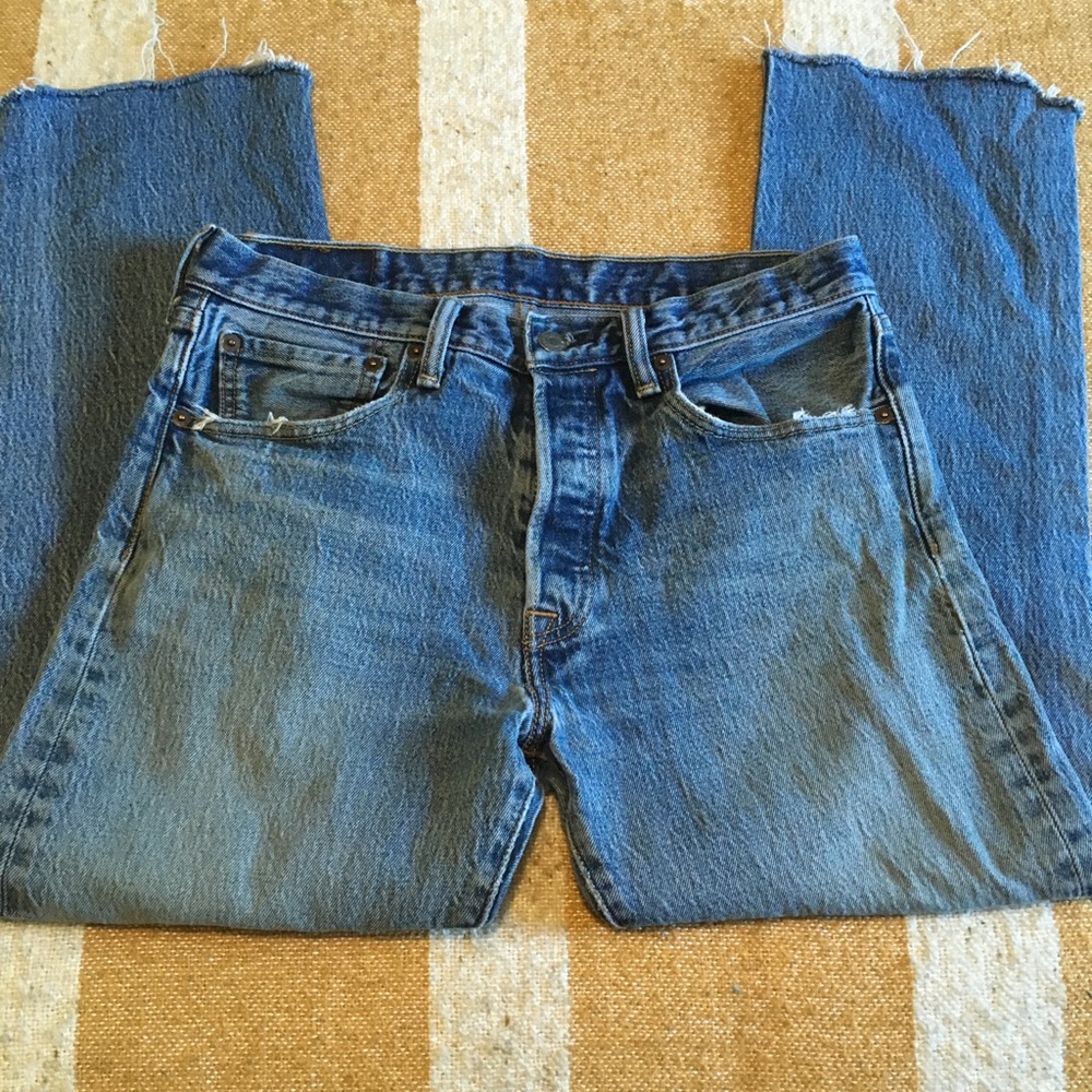 🌟 Levi’s distressed jeans